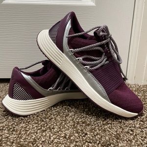 Under armour woman’s shoe. Size 6.5
